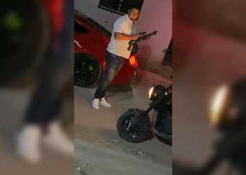 Hombre descarga objeto de fuego frente a vivienda en Azua de Compostela