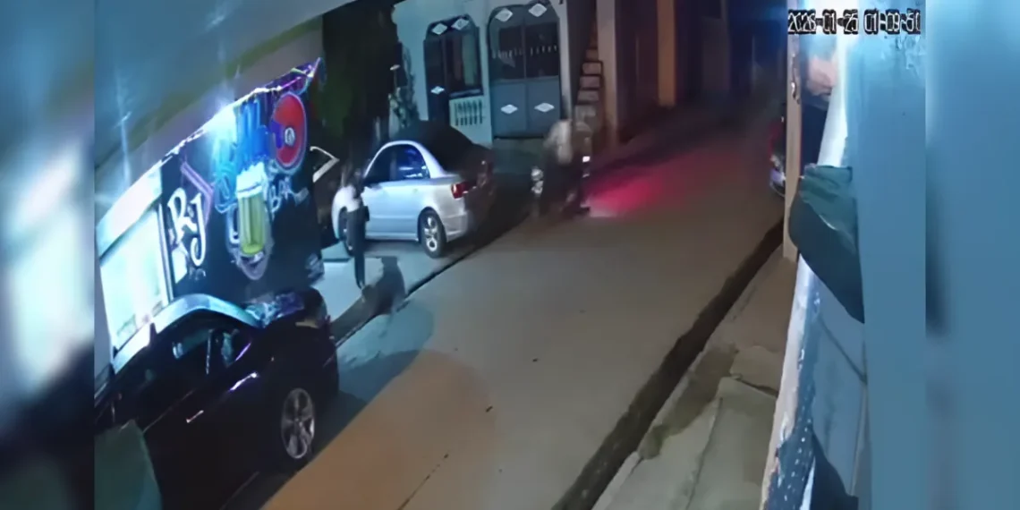Cámara graba dos hombres en un motor realizando acto delictivo en Santiago