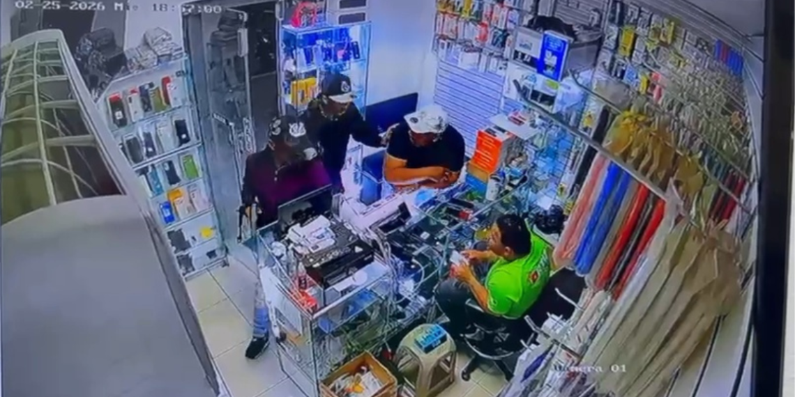 Dueño de tienda de celulares repele asalto en Villa Mella dejando un occiso y un herido