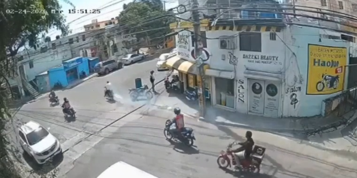 Cámara capta a motorista estrellarse contra banca de lotería en Herrera