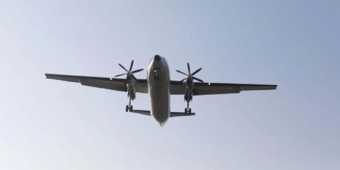 Avión con 55 personas queda varado en playa tras despegue en Somalia