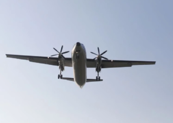 Avión con 55 personas queda varado en playa tras despegue en Somalia