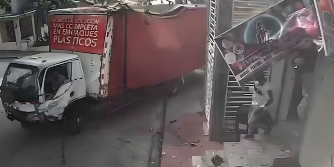 Camión pierde control y tuvo percance vial contra vivienda en El Seibo