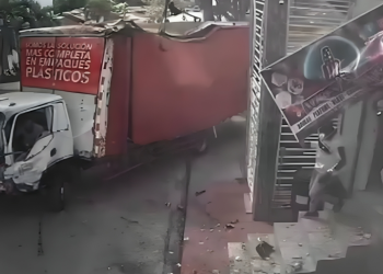 Camión pierde control y tuvo percance vial contra vivienda en El Seibo