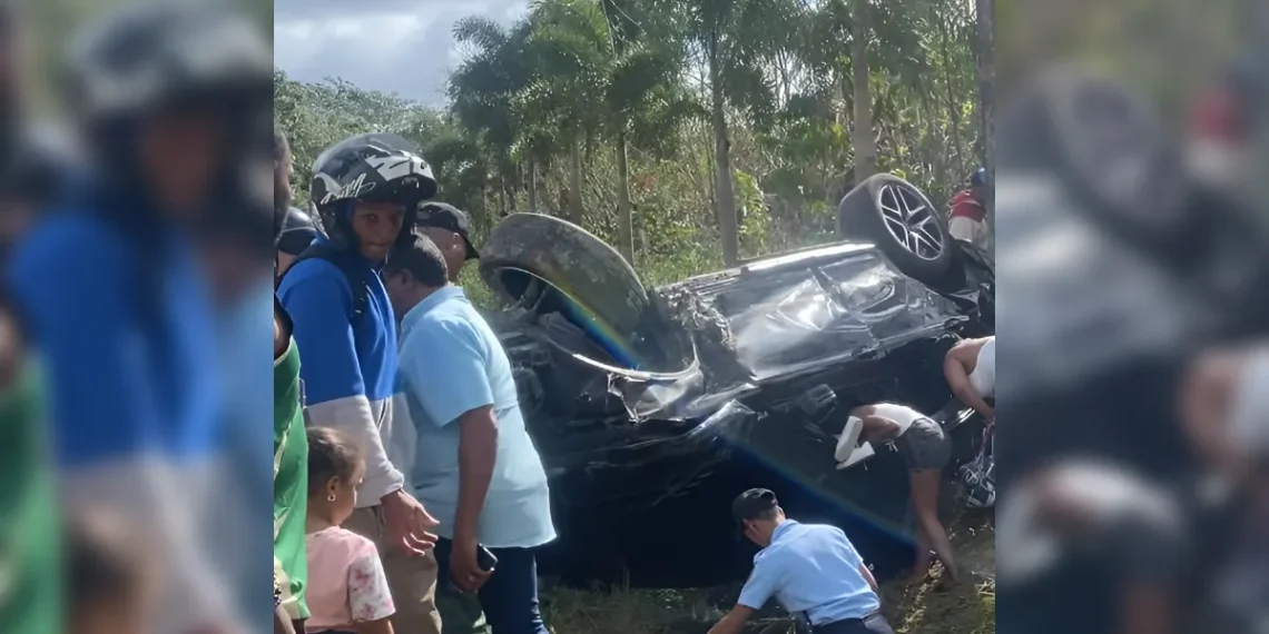Jeepeta se vuelca y deja a cuatro perjudicados en carretera Bayaguana–Monte Plata