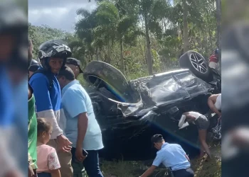 Jeepeta se vuelca y deja a cuatro perjudicados en carretera Bayaguana–Monte Plata