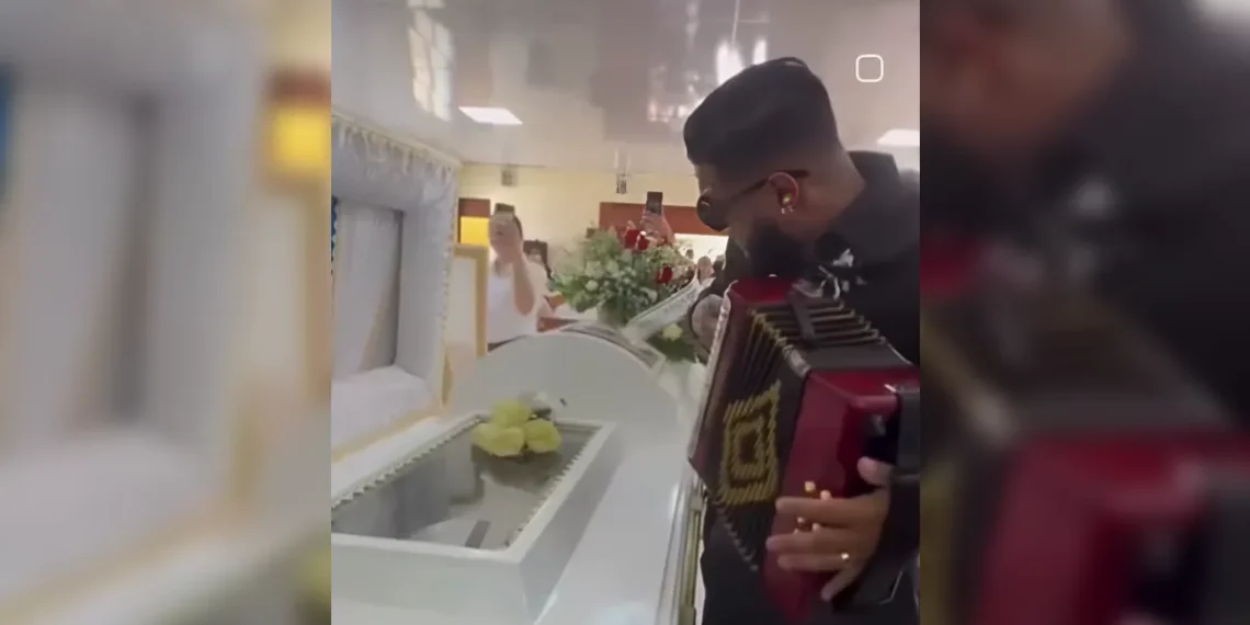 Acordeonista rinde un emotivo homenaje musical a su abuela frente a su ataúd