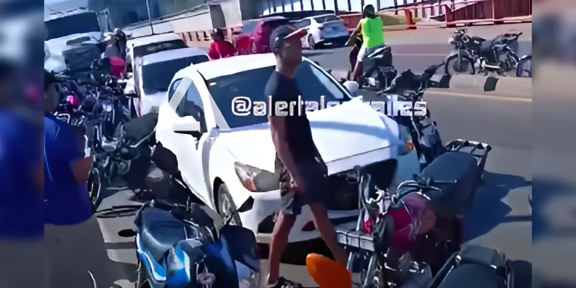 Suceso vial en puente de Villa Mella deja varios afectados