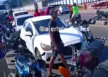 Suceso vial en puente de Villa Mella deja varios afectados