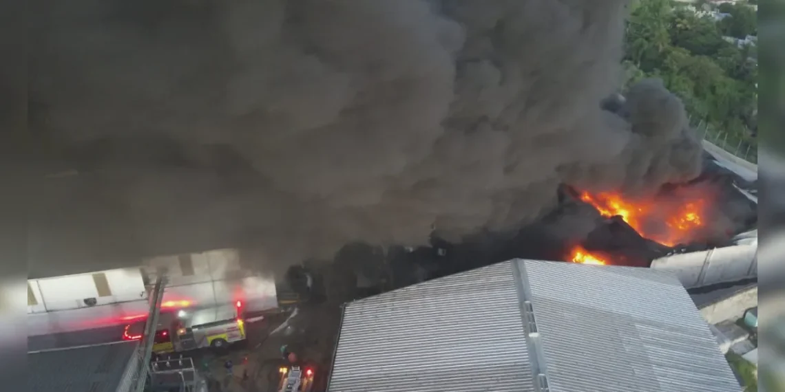 Reportan incendio de gran magnitud en fábrica de plásticos en Bajos de Haina