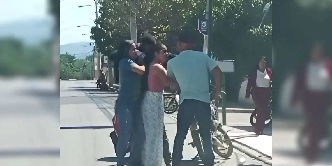 Hombre enfrenta a presunto ladrón en vía pública en Villa Muñoz