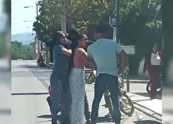 Hombre enfrenta a presunto ladrón en vía pública en Villa Muñoz