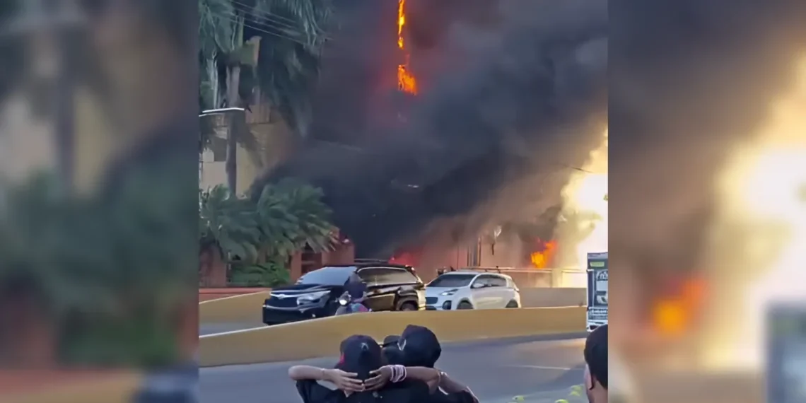 Fuerte incendio afecta sucursal de L&R Comercial en Villa Mella