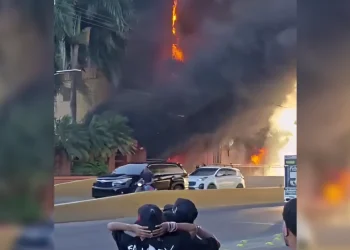 Fuerte incendio afecta sucursal de L&R Comercial en Villa Mella