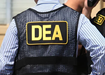 Detienen supervisor de la DEA por investigación de visados