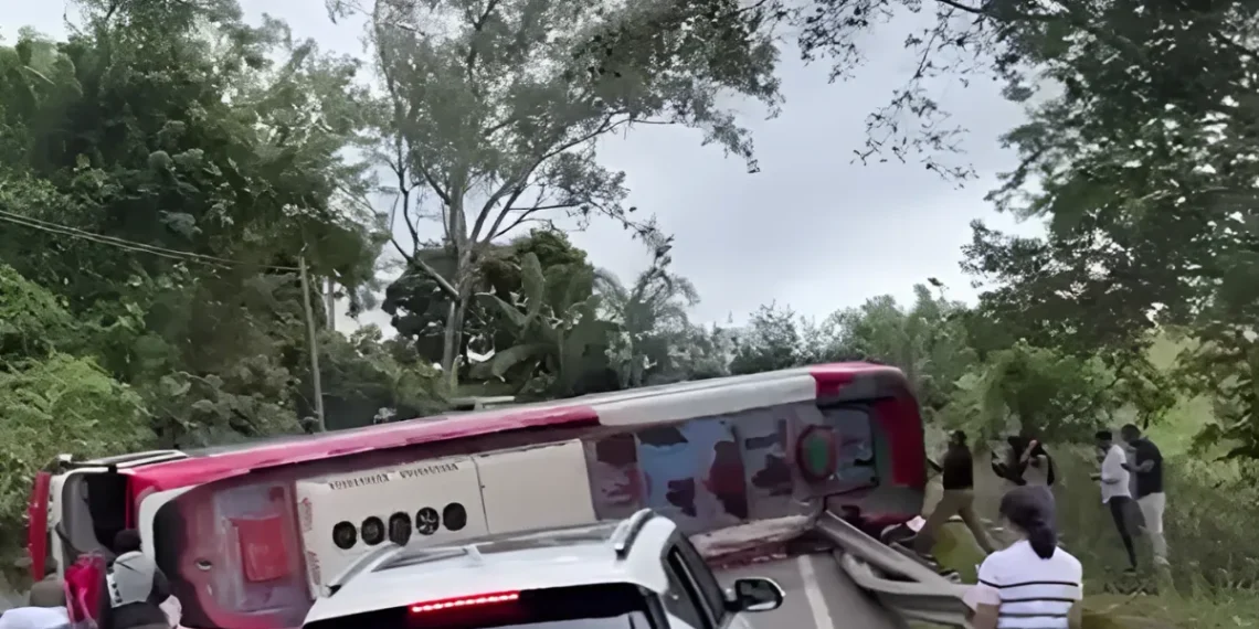 Autobús se vuelca dejando al menos 14 afectados en carretera Casabito–Constanza