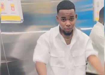 Buscan a joven tras ausentarse repentinamente en supermercado de El Farolito