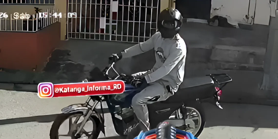 Buscan hombre luego de video fue captado despojando a una mujer en Los Mina