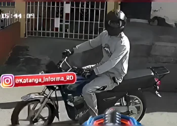 Buscan hombre luego de video fue captado despojando a una mujer en Los Mina