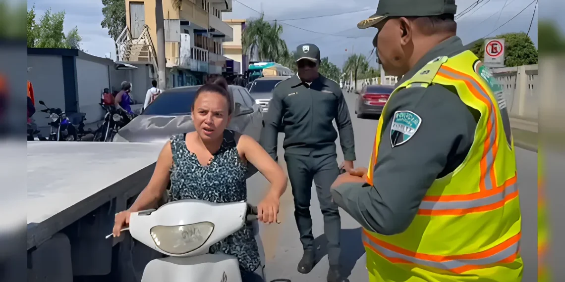 DIGESETT sorprende a mujer detenida por no usar casco en San Valentín