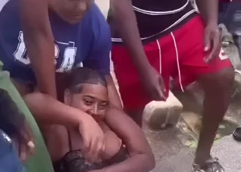 Joven fue rescatada con ayuda de comunidad tras incidente con acera