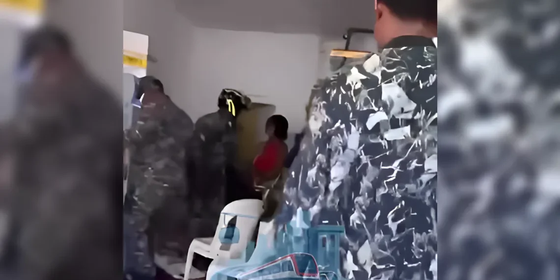 Mujer destruye colmado tras conflicto con su esposo