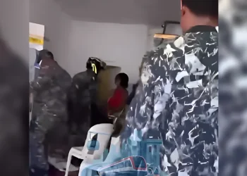 Mujer destruye colmado tras conflicto con su esposo