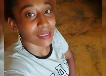 Familia busca a joven mujer reportada como no localizada