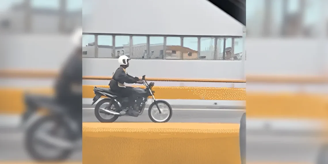 Video muestra motorista en vía contraria sobre elevado capitalino