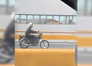 Video muestra motorista en vía contraria sobre elevado capitalino