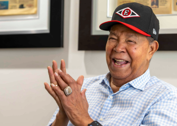 Juan Marichal baila con peloteros tras triunfo dominicano