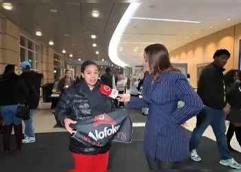 Mujer honra la memoria de su hermano en evento de Alofoke