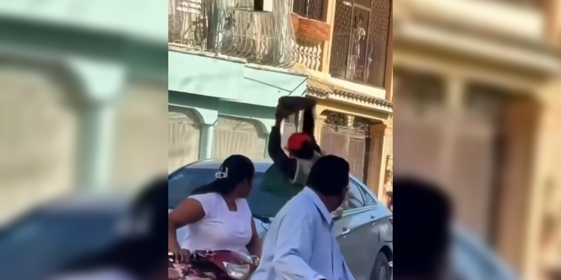 Hombre vandaliza vehículo con objeto y desata enfrentamiento