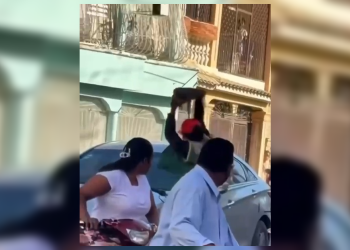 Hombre vandaliza vehículo con objeto y desata enfrentamiento