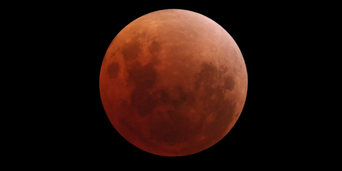 Eclipse lunar total tiñe la luna de rojo este martes