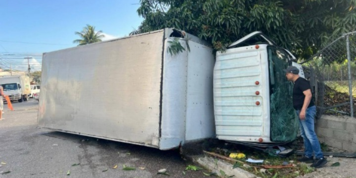 Motorista fenece atrapado bajo camión en Corona Plaza de Santiago